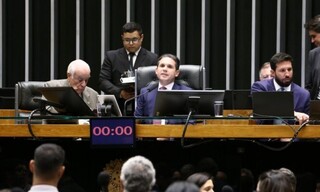 Câmara aprova reajuste para servidores federais Câmara aprova reajuste para servidores federais