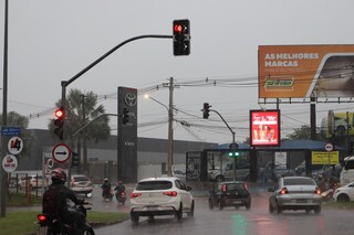 Falta de sincroniza&ccedil;&atilde;o entre sem&aacute;foros trava tr&acirc;nsito na rotat&oacute;ria da Zahran