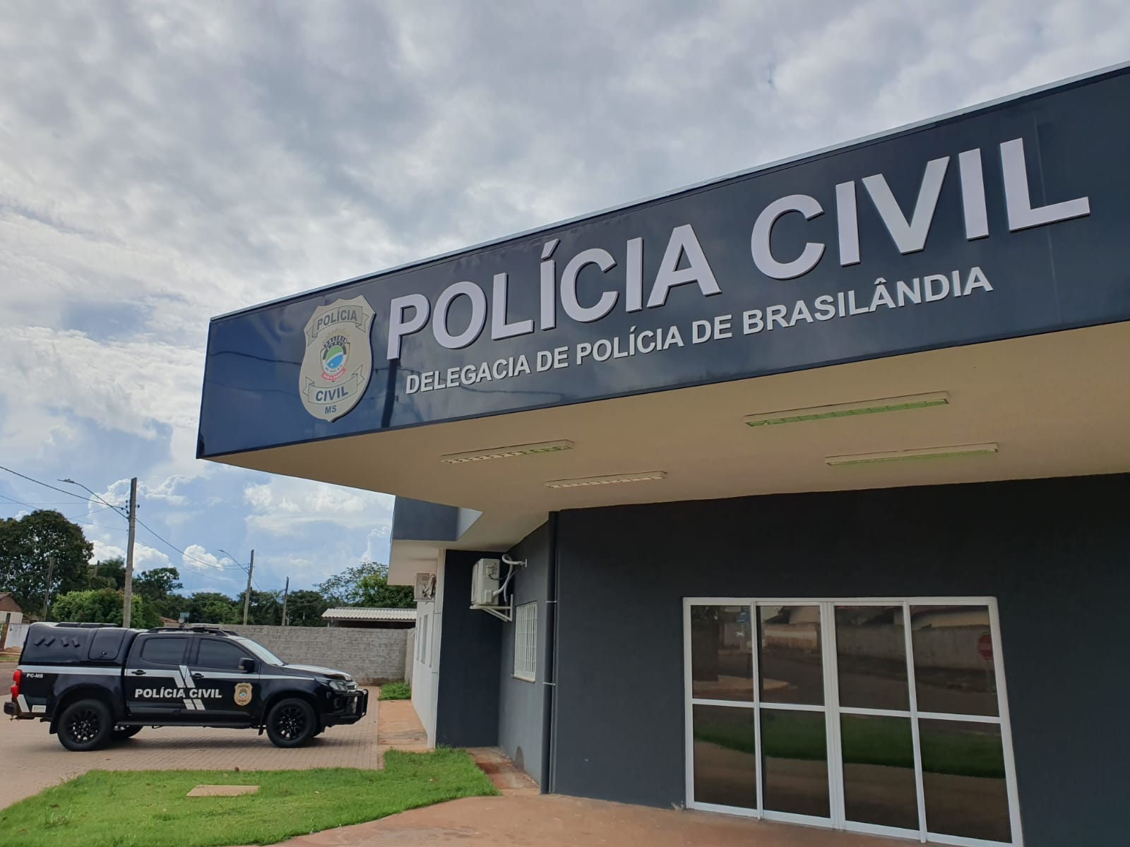 Suspeitos de latrocínio são presos após fugirem com carro da vítima