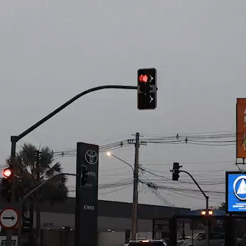 Falta de sincroniza&ccedil;&atilde;o entre sem&aacute;foros trava tr&acirc;nsito na rotat&oacute;ria da Zahran