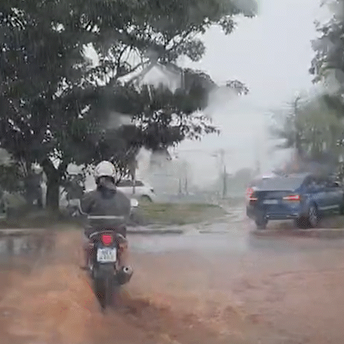 Motoristas desviam pelo canteiro central para fugir de alagamento na Gunter Hans