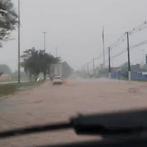 Motoristas desviam pelo canteiro central para fugir de alagamento na Gunter Hans