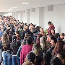 Mil assistentes de educa&ccedil;&atilde;o infantil protestam na C&acirc;mara por sal&aacute;rio de R$ 2.500