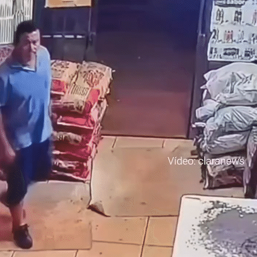 C&acirc;meras registram sequ&ecirc;ncia de disparos que mataram pedreiro em conveni&ecirc;ncia