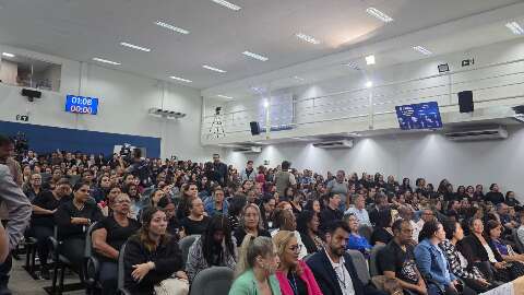 Mil assistentes de educa&ccedil;&atilde;o infantil protestam na C&acirc;mara por sal&aacute;rio de R$ 2.500