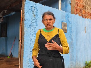 Ap&oacute;s chuva intensa, rua amanhece com barro, lixo e at&eacute; para-choque perdido