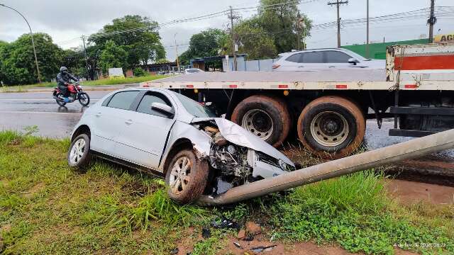 Carro derruba poste e fica com a frente destru&iacute;da na Av. Ministro Jo&atilde;o Arinos