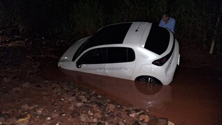 Com chuva e alagamento, carro atola no Ch&aacute;cara dos Poderes