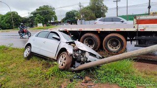 Carro derruba poste e fica com a frente destru&iacute;da na Av. Ministro Jo&atilde;o Arinos