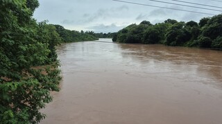 Rio Aquidauana atinge 6,70 metros e ribeirinhos deixam &aacute;reas de risco