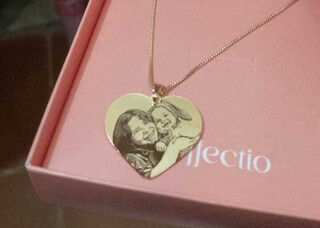 Maria caiu no choro ao ganhar colar com rosto da irm&atilde; que faleceu