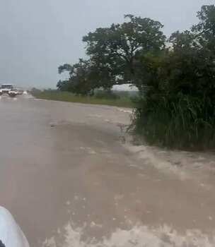 Com rodovia e 5 pontes inundadas, Rio Negro vai decretar situa&ccedil;&atilde;o de emerg&ecirc;ncia