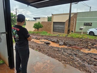 Cratera e ruas intransit&aacute;veis ficam no rastro ap&oacute;s 4 dias seguidos de chuva