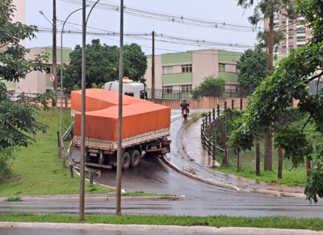 "Carreta fica "presa" em alça de viaduto da Rua Ceará"