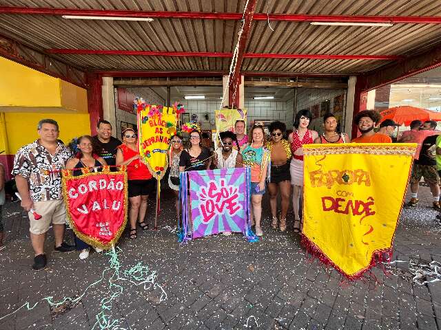 Campanha convida foli&otilde;es a doar sangue antes de cair na folia