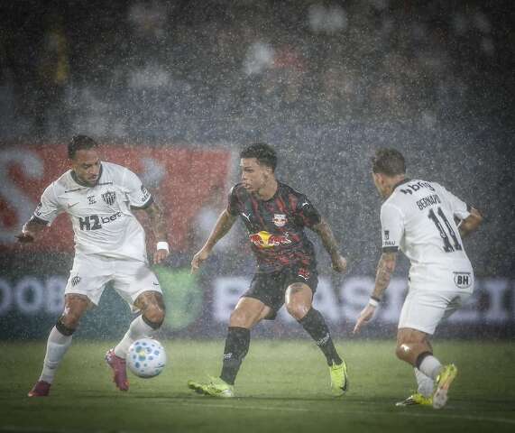 Bragantino bate Atl&eacute;tico-MG e lidera rodada marcada por empates