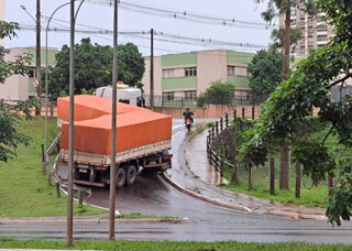 Carreta fica "presa" em al&ccedil;a de viaduto da Rua Cear&aacute;