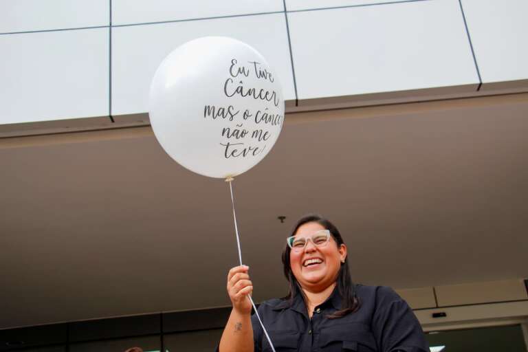 Após 7 anos de luta contra dois tipos de câncer, Maria tocou o sino da cura