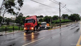Carreta fica "presa" em al&ccedil;a de viaduto da Rua Cear&aacute;