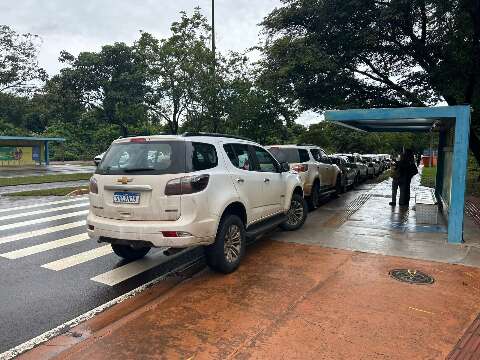 Carros oficiais bloqueiam ponto de &ocirc;nibus e faixa de pedestres
