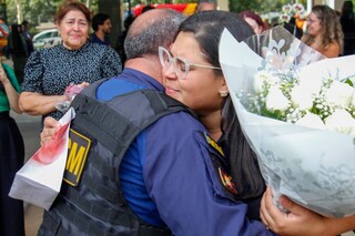 Ap&oacute;s 7 anos de luta contra dois tipos de c&acirc;ncer, Maria tocou o sino da cura