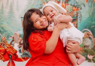 Maria caiu no choro ao ganhar colar com rosto da irm&atilde; que faleceu