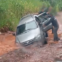 Com chuva e alagamento, carro atola no Ch&aacute;cara dos Poderes