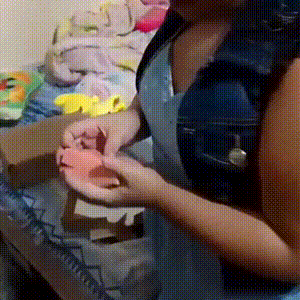 Maria caiu no choro ao ganhar colar com rosto da irm&atilde; que faleceu