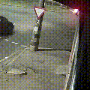 Batida em rotat&oacute;ria deixa motociclista desacordado na Manoel da Costa Lima