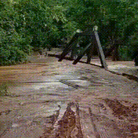 Enxurrada destr&oacute;i ponte no Rio Taboco e isola comunidades