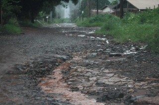 Cratera e ruas intransit&aacute;veis ficam no rastro ap&oacute;s 4 dias seguidos de chuva