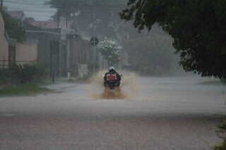 Metade dos leitores diz ter a rotina afetada pela chuva intensa 