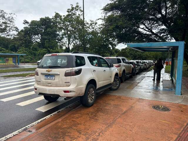 Carros oficiais bloqueiam ponto de &ocirc;nibus e faixa de pedestres