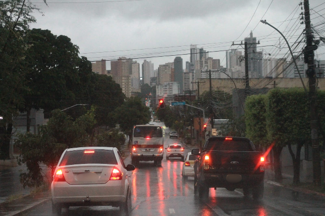Com chuva e poucas horas de sol, fevereiro foge do padr&atilde;o com friozinho surpresa
