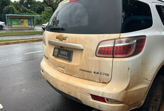 Carros oficiais bloqueiam ponto de &ocirc;nibus e faixa de pedestres