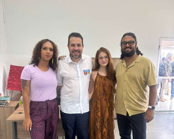 Na periferia, Boulos aproveita para se reunir com influenciadores digitais