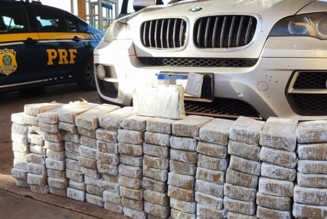 BMW &eacute; flagrada com 130 quilos de coca&iacute;na durante fiscaliza&ccedil;&atilde;o