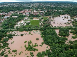 Em cidade onde campinho virou piscina, rio ultrapassa cota e segue em eleva&ccedil;&atilde;o