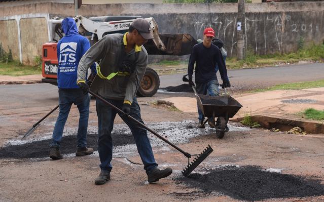 Servi&ccedil;os de tapa-buraco s&atilde;o retomados ap&oacute;s quatro dias de chuvas 