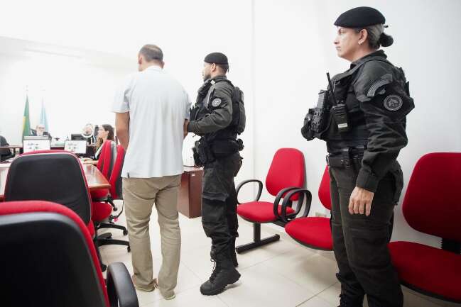 "Tropa de choque" defende policial e guarda municipal presos por desviar muamba