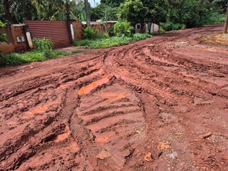 Sol aparece, mas lama da chuva segue afetando moradores da Vila Romana