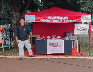 Pelas feiras da cidade, Dan garante volta ao mundo com os doces