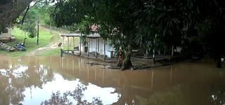 Em cidade onde campinho virou piscina, rio ultrapassa cota e segue em eleva&ccedil;&atilde;o