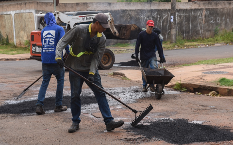 Servi&ccedil;os de tapa-buraco s&atilde;o retomados ap&oacute;s quatro dias de chuvas 