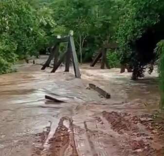 Munic&iacute;pios em situa&ccedil;&atilde;o de emerg&ecirc;ncia pedem doa&ccedil;&atilde;o para v&iacute;timas das enchentes