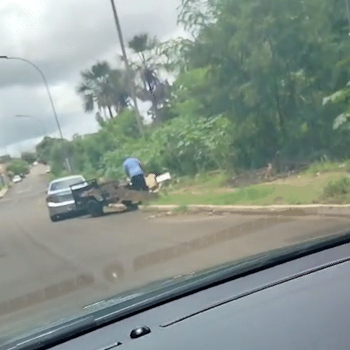 Homem &eacute; flagrado jogando lixo &agrave;s margens de avenida em plena luz do dia