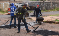 Servi&ccedil;os de tapa-buraco s&atilde;o retomados ap&oacute;s quatro dias de chuvas 