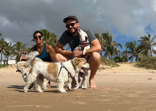 Casal viaja 2,6 mil km para que cachorros conhe&ccedil;am o mar 