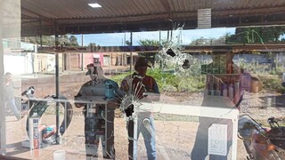 Cena comum na fronteira, fachada de loja &eacute; alvejada a tiros na madrugada