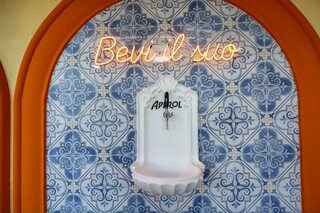 Bar &eacute; inspirado na It&aacute;lia e cliente serve Aperol direto na fonte 